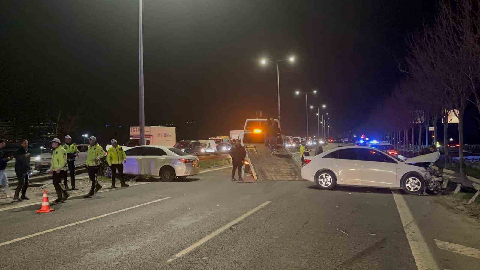 kagithanede zincirleme kaza kopan bariyer minibuse boyle carpti 1 srNdYXrm