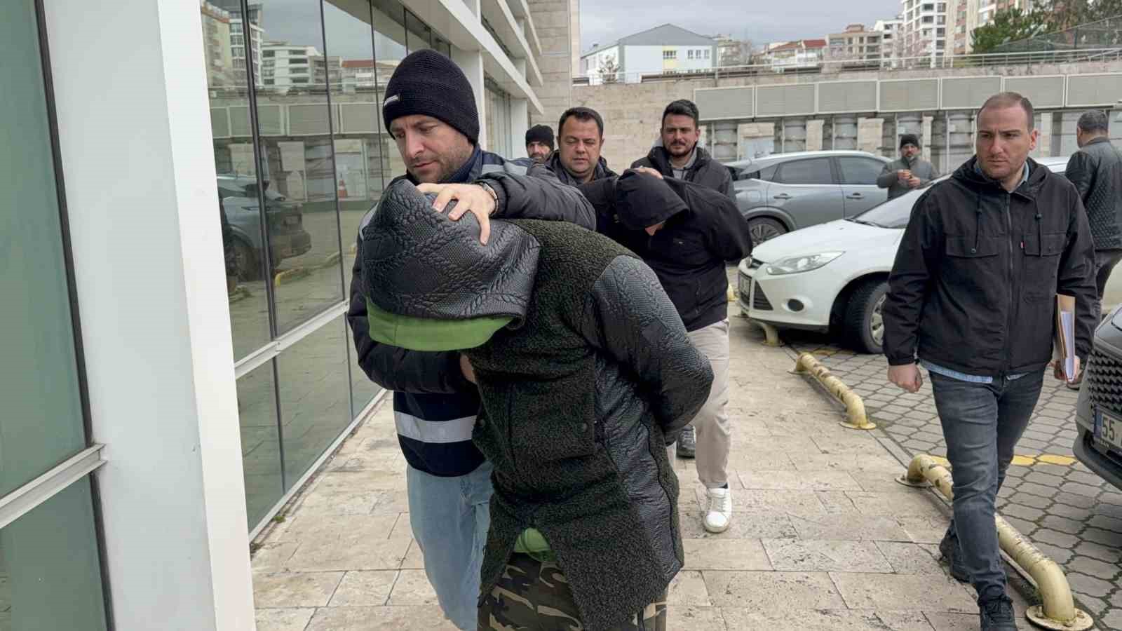 "Kahraman kurye" araç kundaklamaktan gözaltına alındı 4 kahraman kurye arac kundaklamaktan gozaltina alindi 0 7pzpl7dX