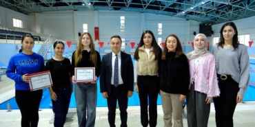 kahraman-ogrenciler-rektor-tarafindan-odullendirildi-GKKLO2Bd.jpg