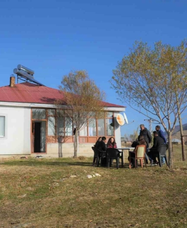 kahraman-ogretmenler-devamsizlik-yapan-ogrenciler-icin-koy-koy-geziyor-GjNXUPMs.jpg