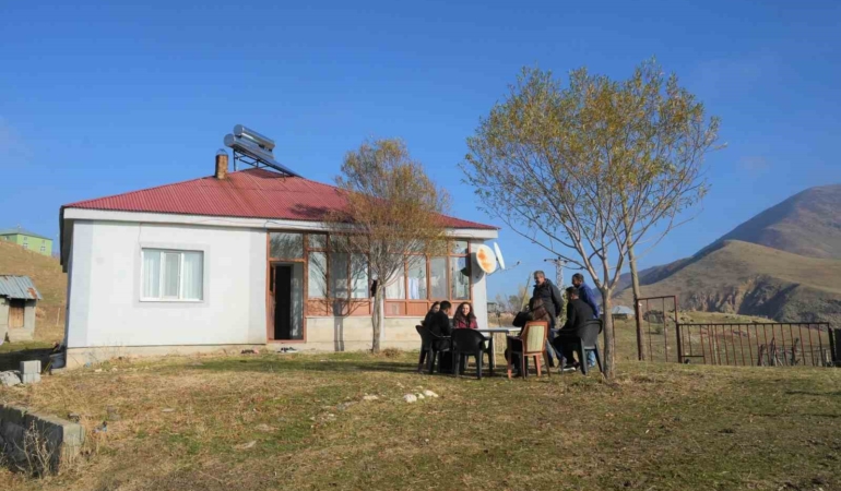 kahraman-ogretmenler-devamsizlik-yapan-ogrenciler-icin-koy-koy-geziyor-GjNXUPMs.jpg