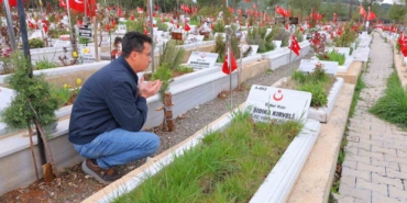 kahramanmaras-deprem-mezarliginda-huzunlu-bayram-d5ZKVaLA.jpg