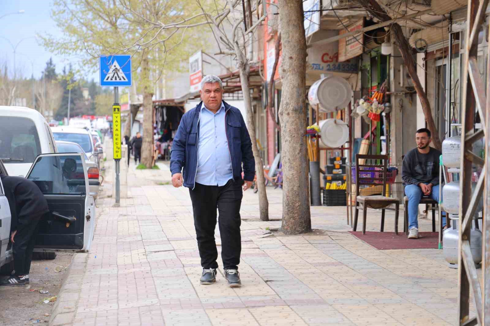 kahramanmarasli adam 3 renkli gozleriyle gorenlerin ilgisini cekiyor 1 gcOVIRQt