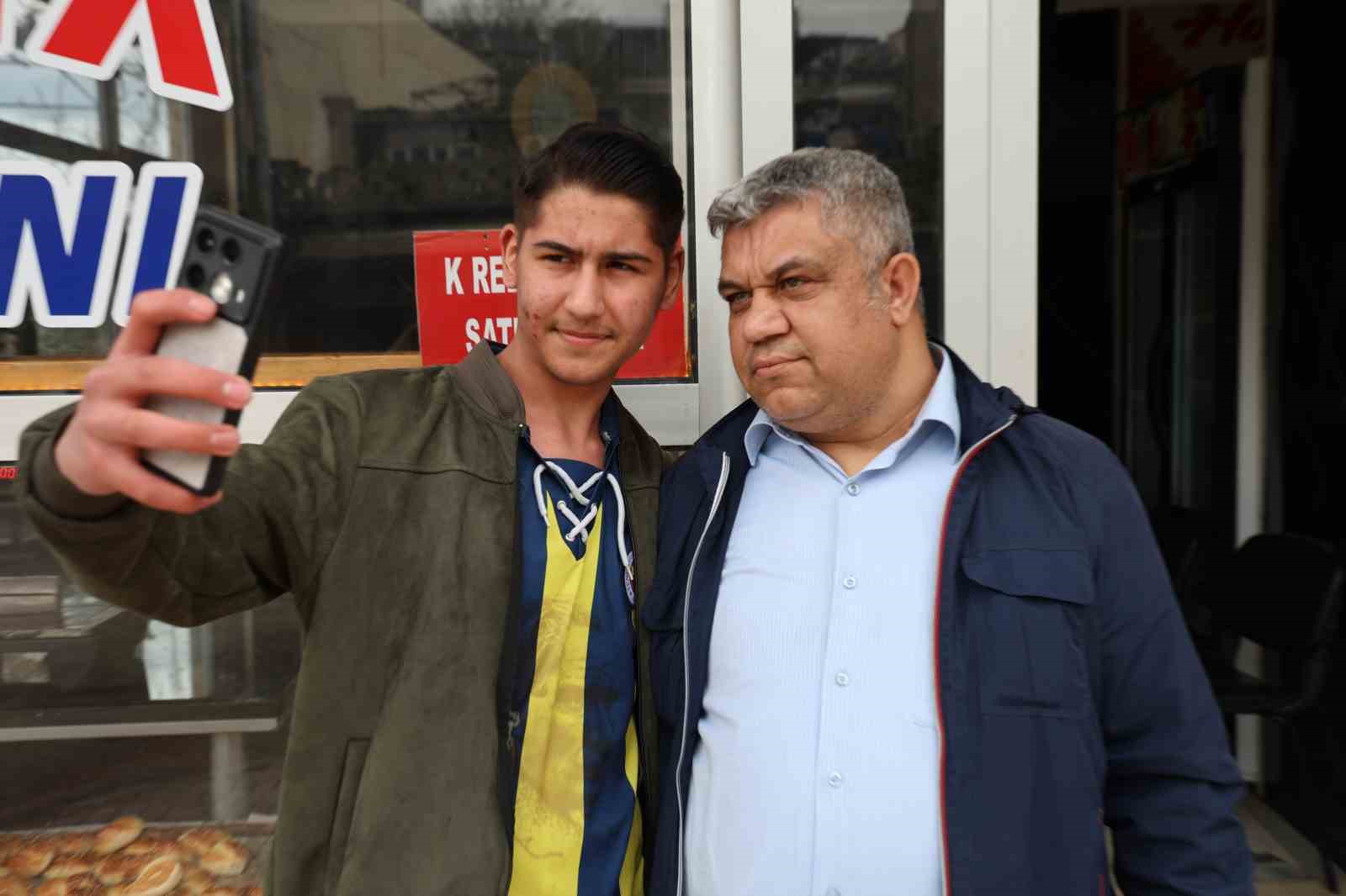kahramanmarasli adam 3 renkli gozleriyle gorenlerin ilgisini cekiyor 2 qkyOzSlr