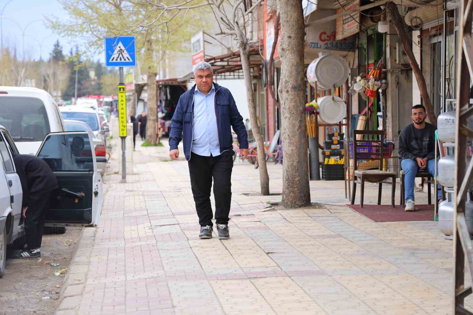 kahramanmarasli adam 3 renkli gozleriyle gorenlerin ilgisini cekiyor 3 RiuarD9D