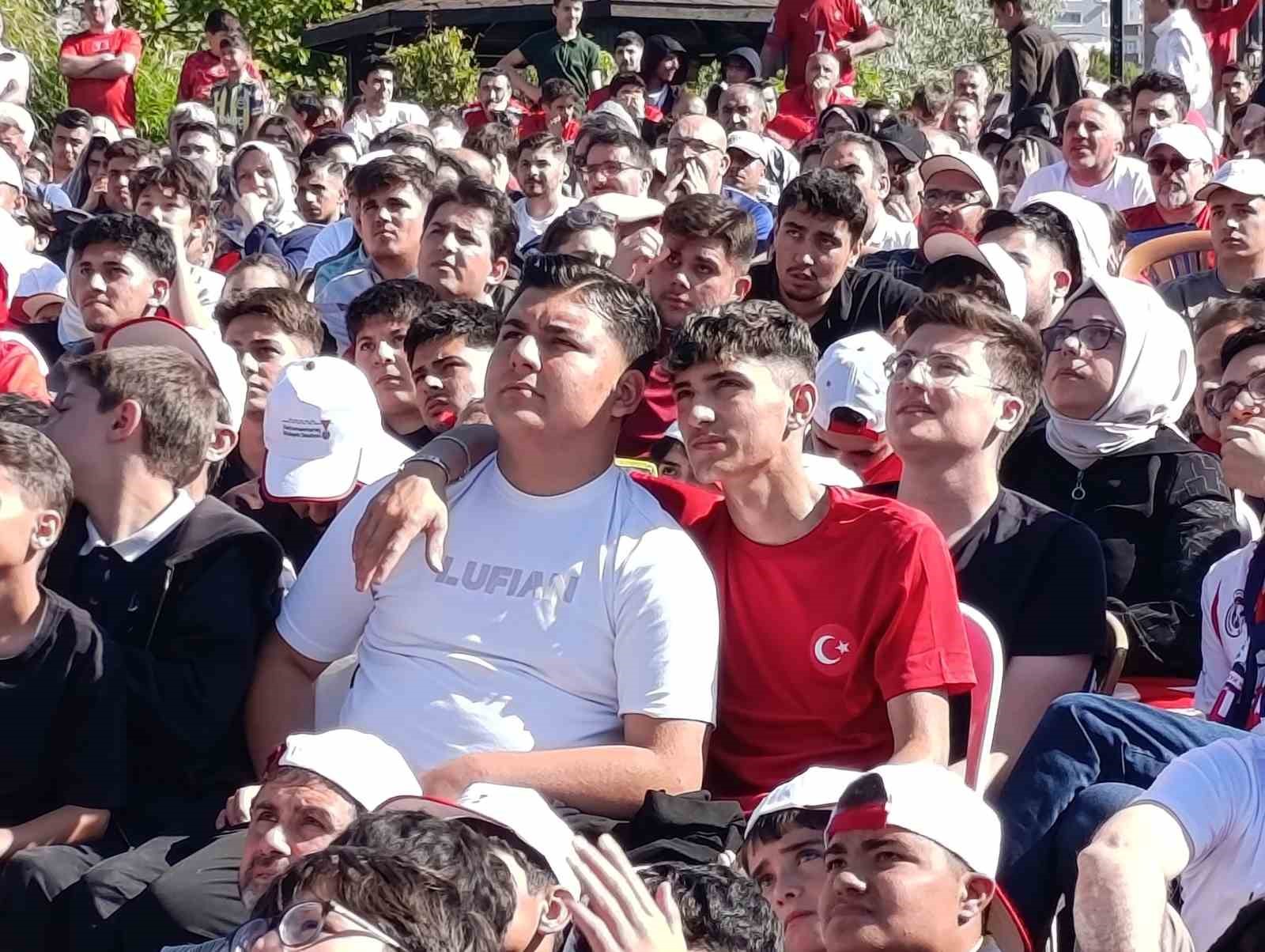 kahramanmaraslilar milli mac heyecanini dev ekranda yasadi 2 kg8B6hwN