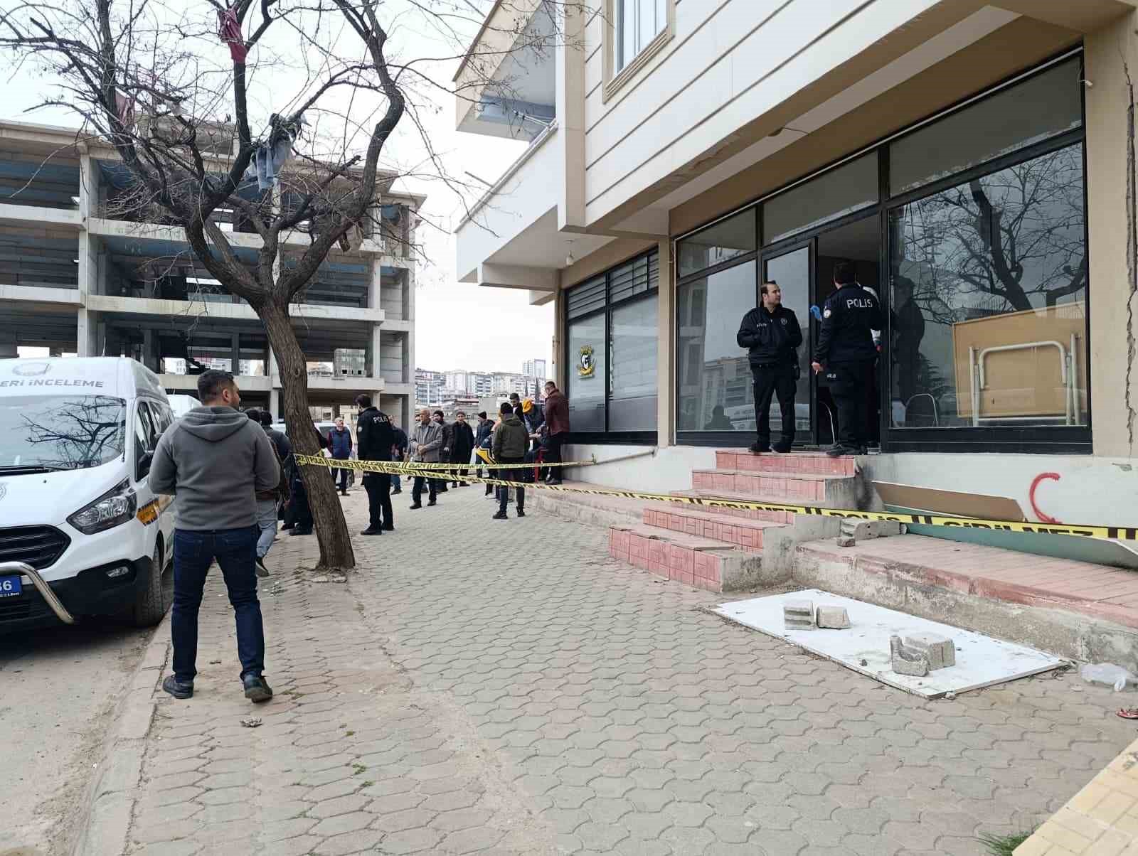 kahramanmarasta 1 kisi is yerinde silahla vurulmus halde bulundu 3 3XHIfcck