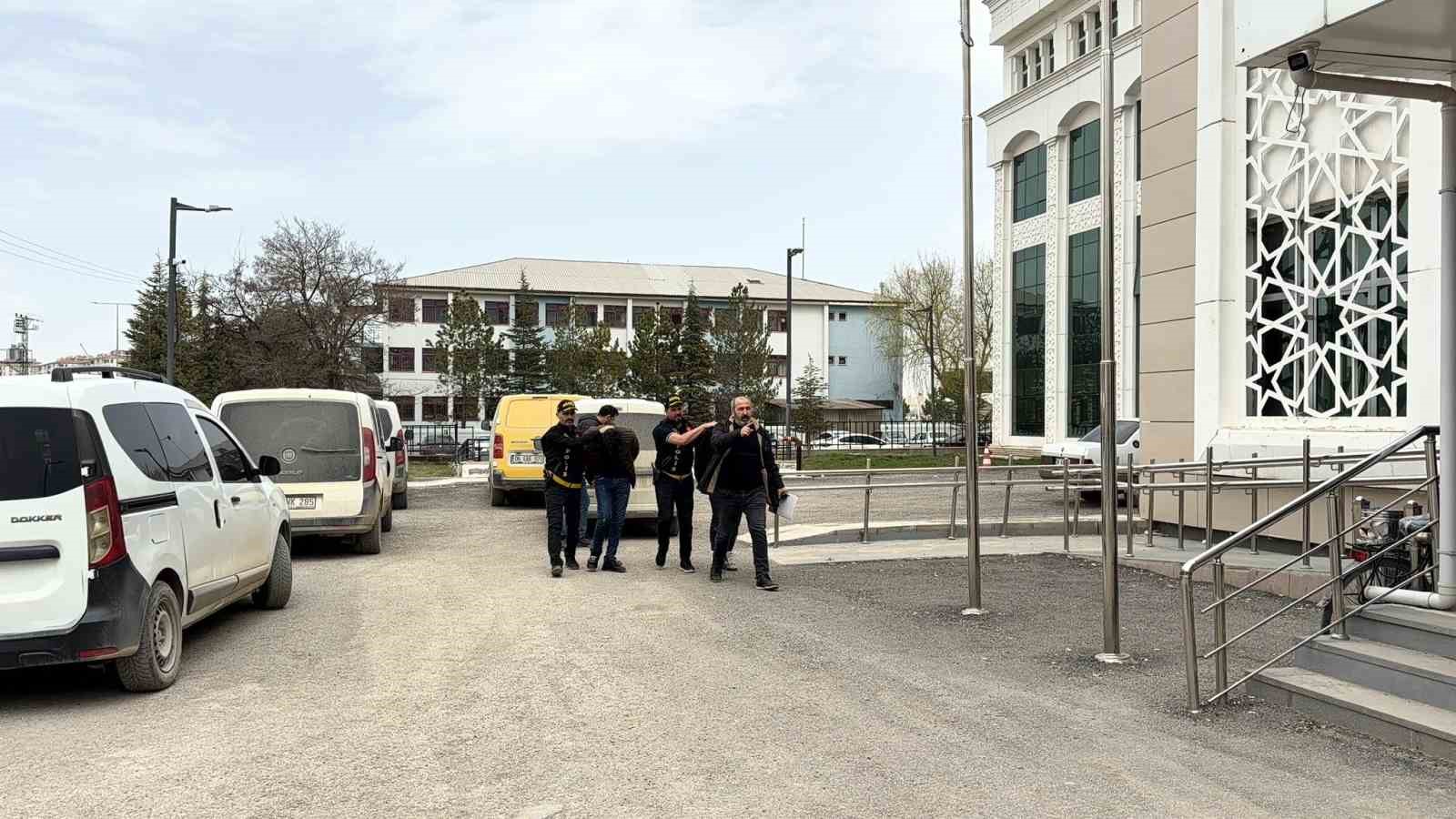 kahramanmarasta 21 milyonluk vurgun yapan sahte polisler yakalandi 1 NOqAKr77