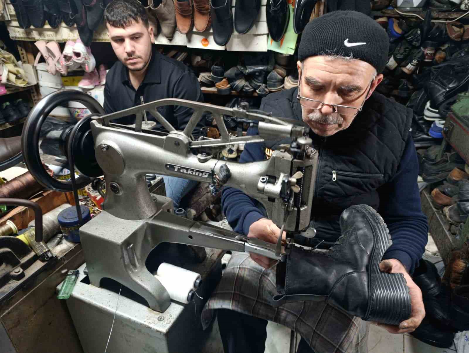 Kahramanmaraş’ta 38 yıllık usta eski ayakkabılara yeniden hayat veriyor 6 kahramanmarasta 38 yillik usta eski ayakkabilara yeniden hayat veriyor 2 anMeXZhy