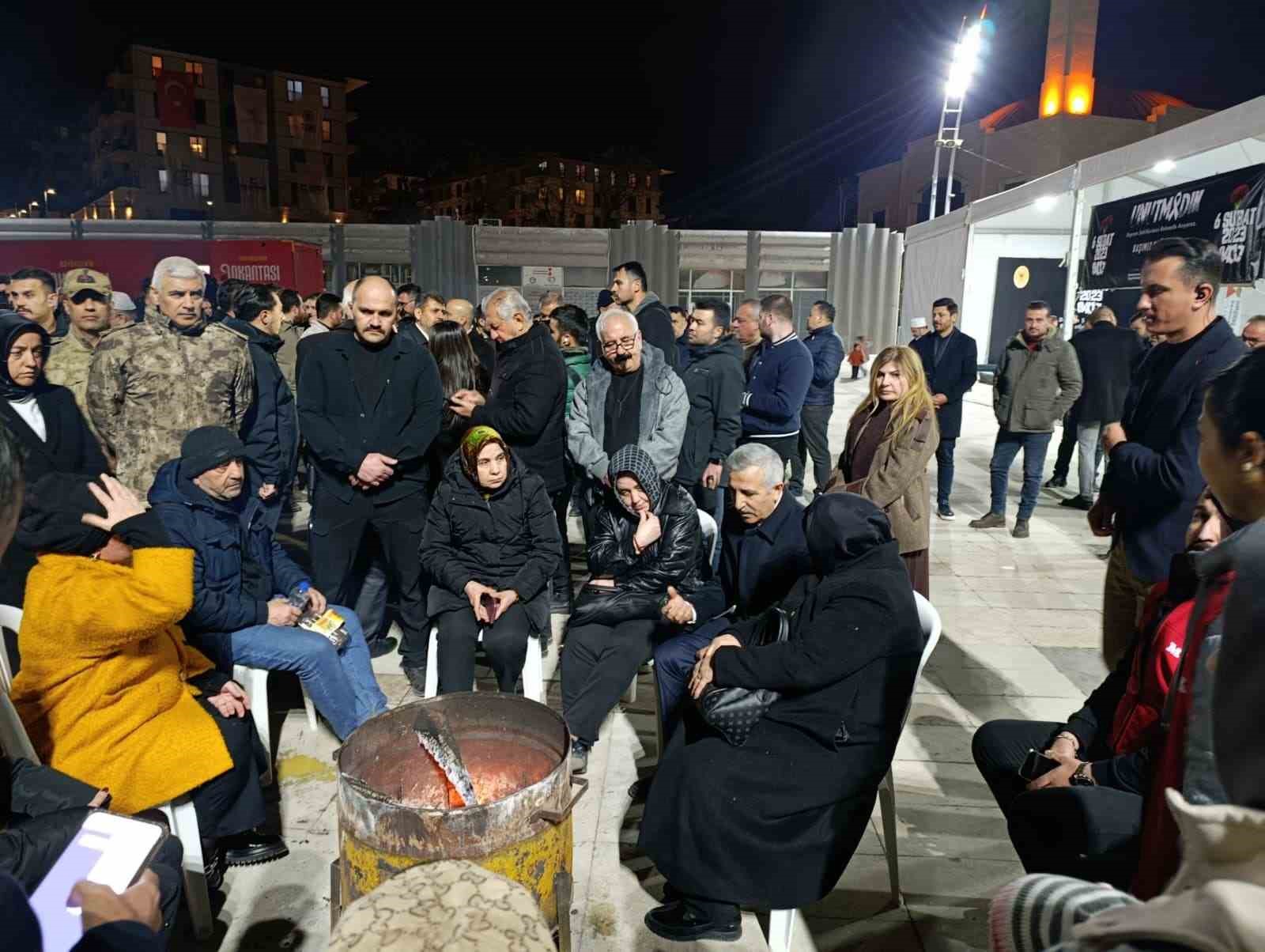 kahramanmarasta 6 subat depremlerinde hayatini kaybedenler dualarla anildi 3