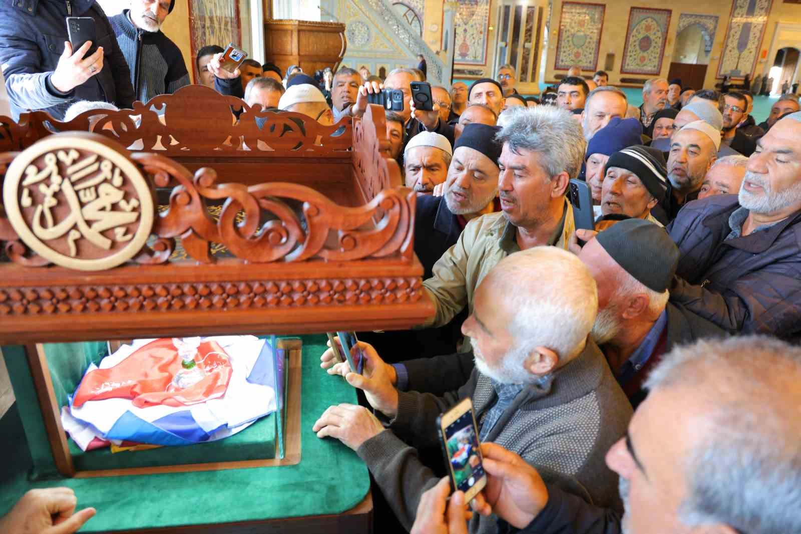 kahramanmarasta abdulhamid han camiinde sakal i serif ziyarete acildi 0 wf2aBJHQ