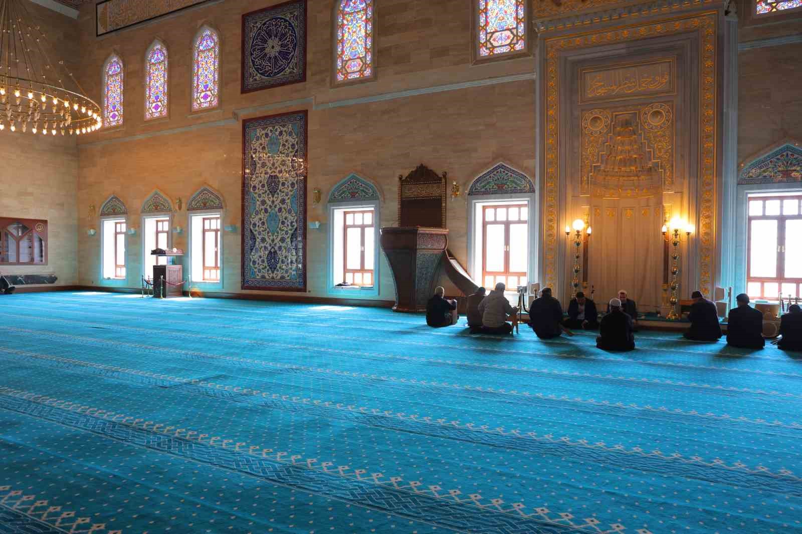 kahramanmarasta abdulhamid han camiinde sakal i serif ziyarete acildi 4 I1kb3366