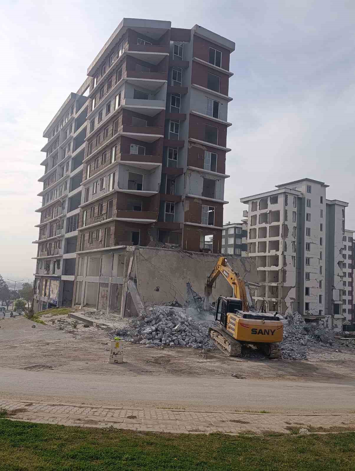 kahramanmarasta agir hasarli binalarin yikiminda sona gelindi 4 258UKbmH
