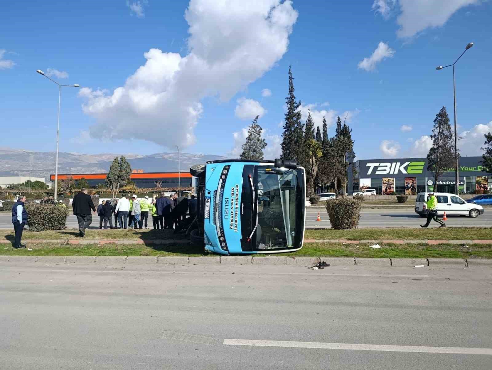 kahramanmarasta aracin carptigi halk otobusu devrildi 13 yarali 0 Y3qJGVr2