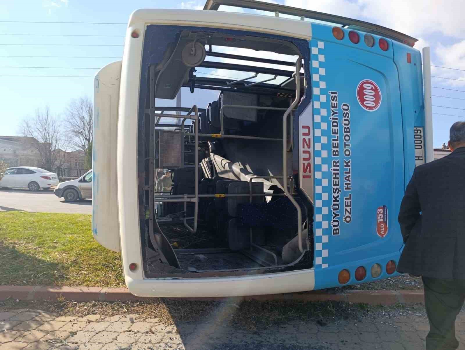 kahramanmarasta aracin carptigi halk otobusu devrildi 13 yarali 1 LzjUwyDc