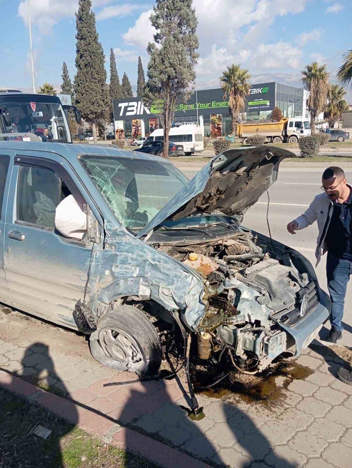 kahramanmarasta aracin carptigi halk otobusu devrildi 13 yarali 4 NRCerGbm