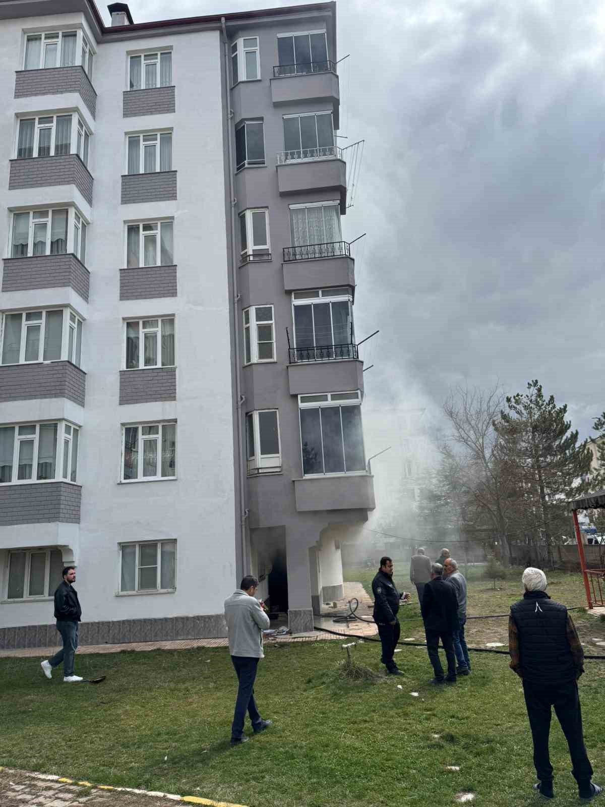 kahramanmarasta binada yangin panigi 2 HDMfYyPY