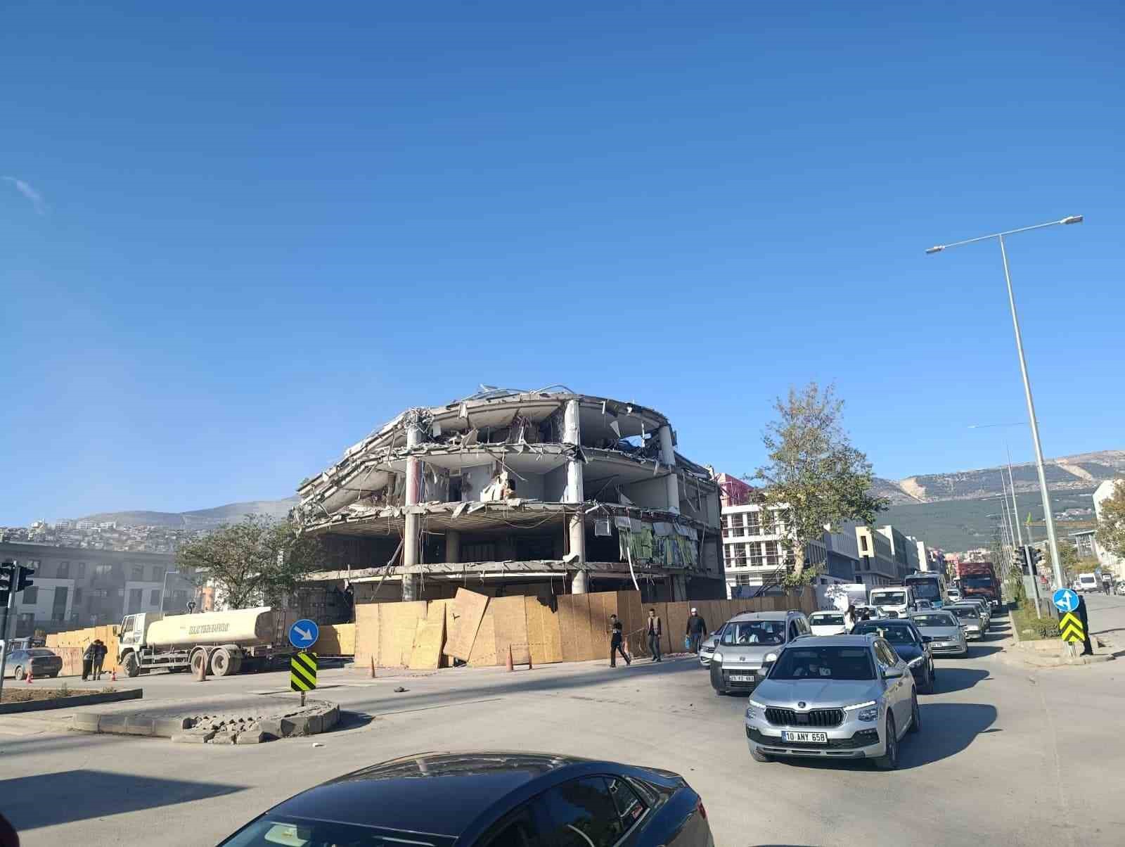 kahramanmarasta depremde hasar alan is merkezi yikildi 0 bhkUTWZ1