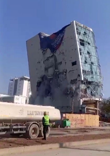 kahramanmarasta depremde hasar alan is merkezi yikildi 3 XgbePbZu