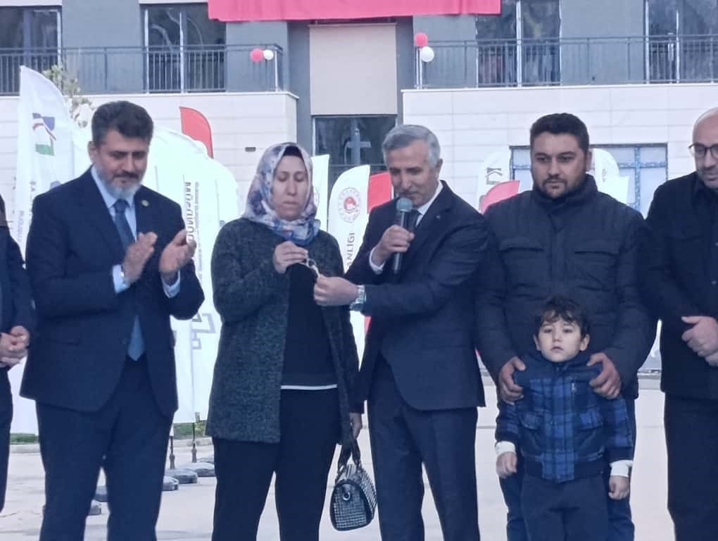 kahramanmarasta depremzedeler bir bir evlerine kavusuyor 2 NgE3MNJc