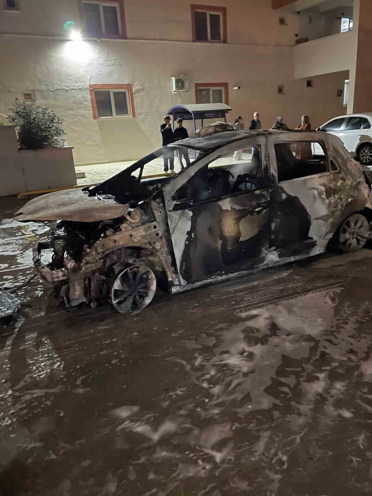 Kahramanmaraş’ta elektrikli otomobil alev alev yandı 6 kahramanmarasta elektrikli otomobil alev alev yandi 2 2NUvg85W