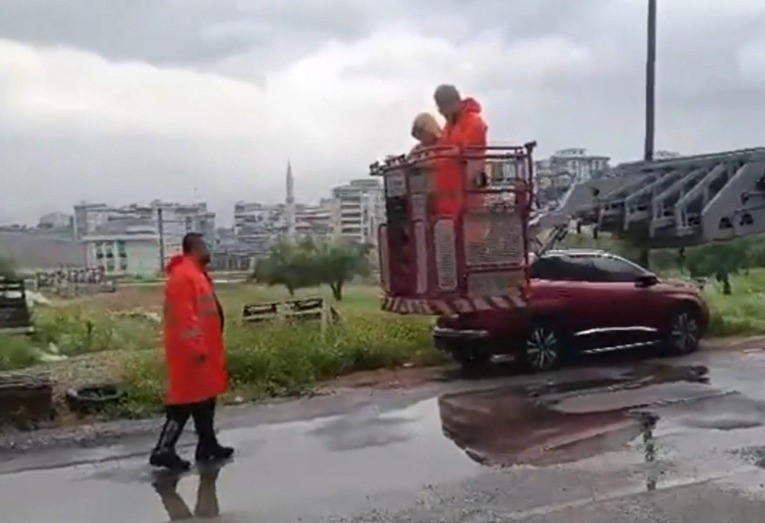 kahramanmarasta ev yangini mahsur kalan 3 kisiyi itfaiye kurtardi 1 WUhaAsd3