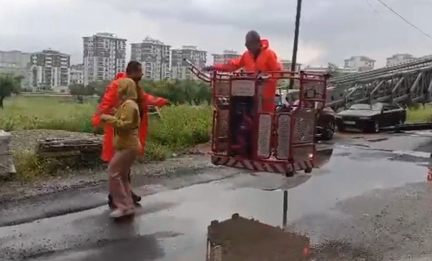 kahramanmarasta ev yangini mahsur kalan 3 kisiyi itfaiye kurtardi 2 issIWQjG