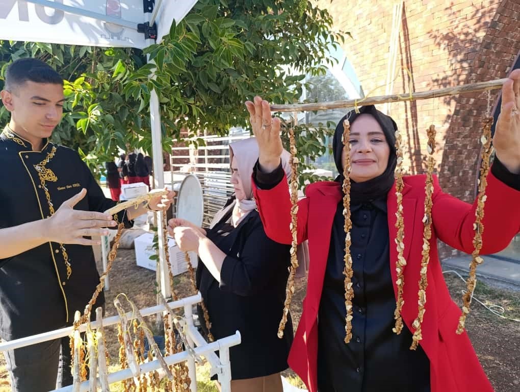 kahramanmarasta geleneksel bag bozumu festivali 3 CVwsieNd
