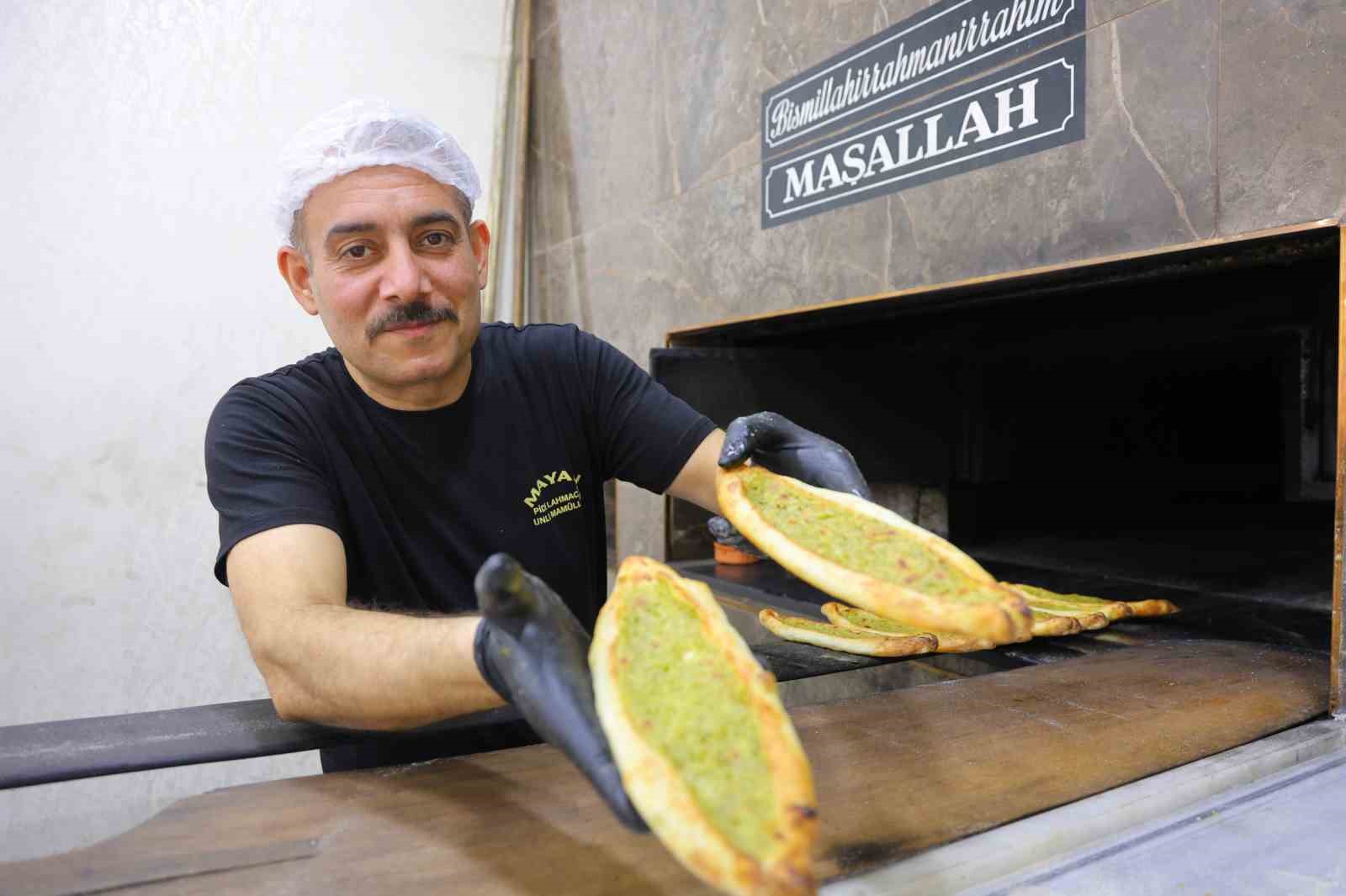kahramanmarasta iftar sofralarinin gozdesi fistikli borek 0