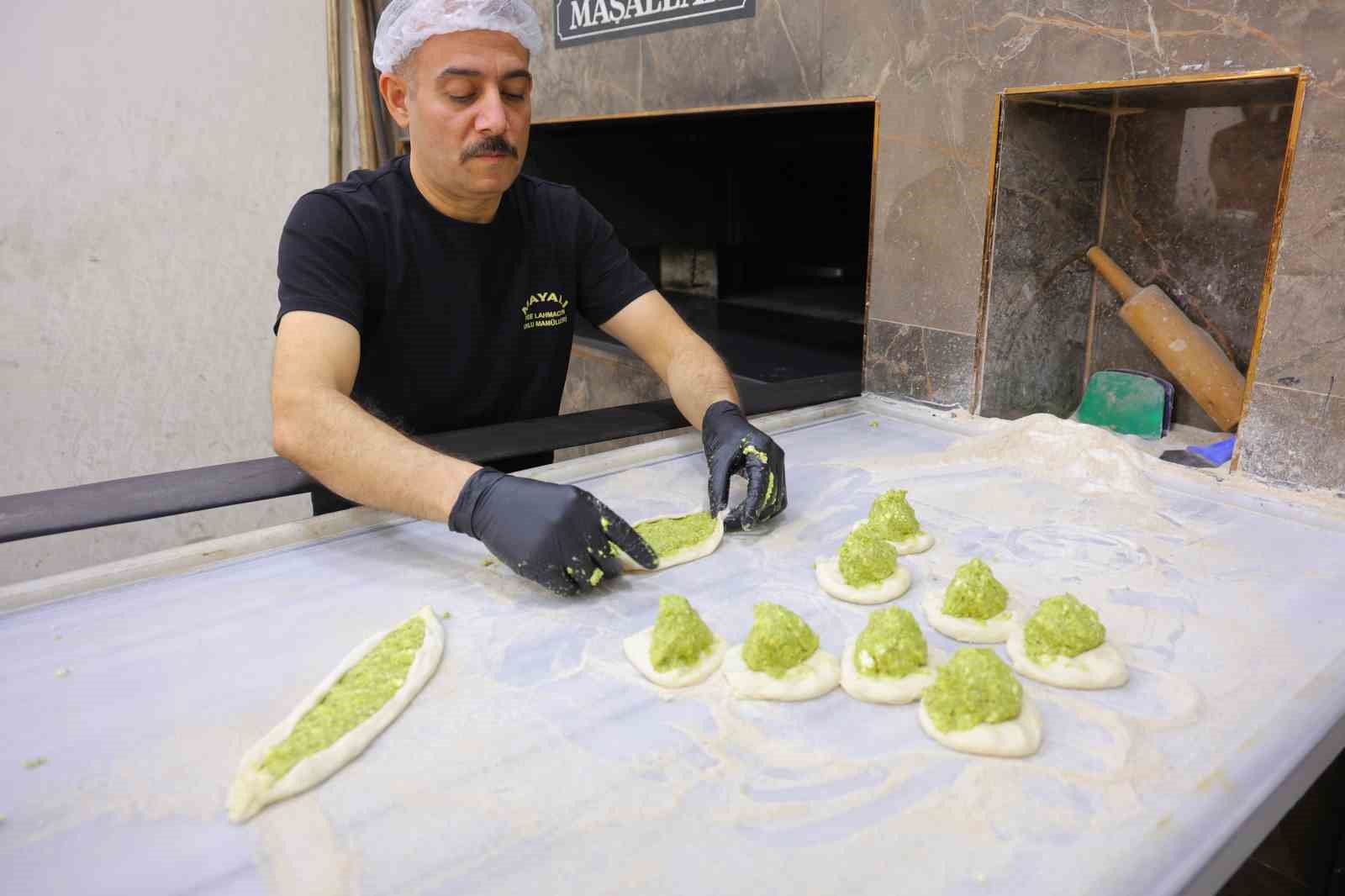 kahramanmarasta iftar sofralarinin gozdesi fistikli borek 1 Ml55nhlr