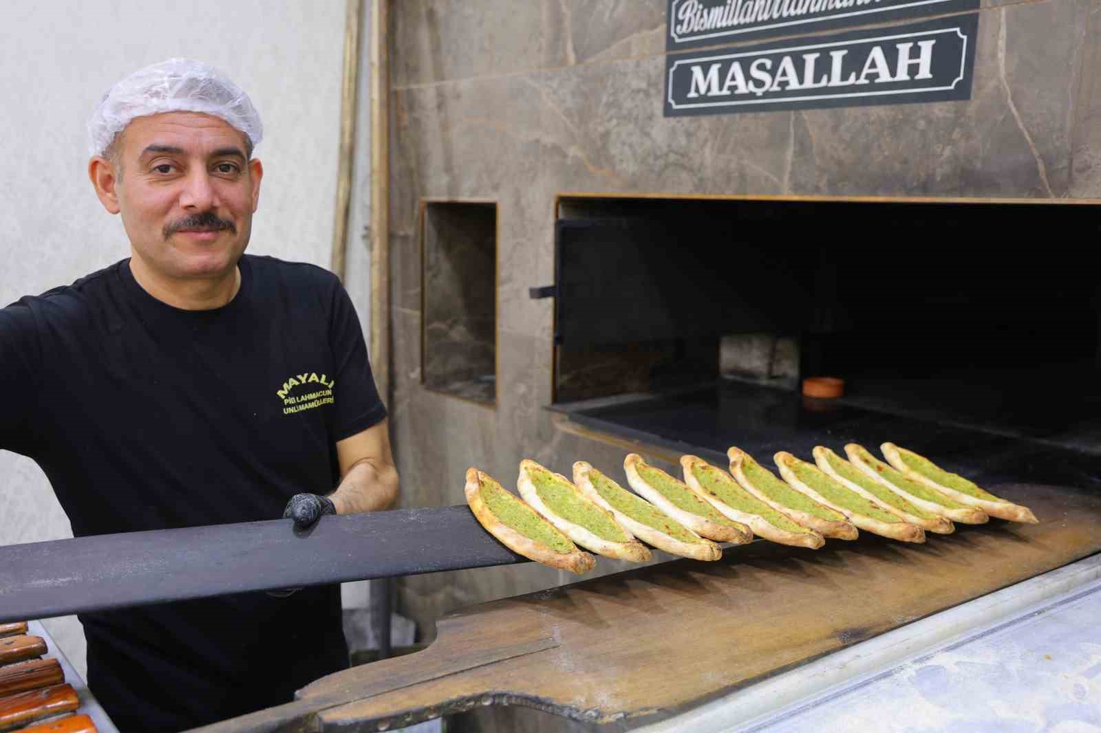 kahramanmarasta iftar sofralarinin gozdesi fistikli borek 2 5Gzfy3aN