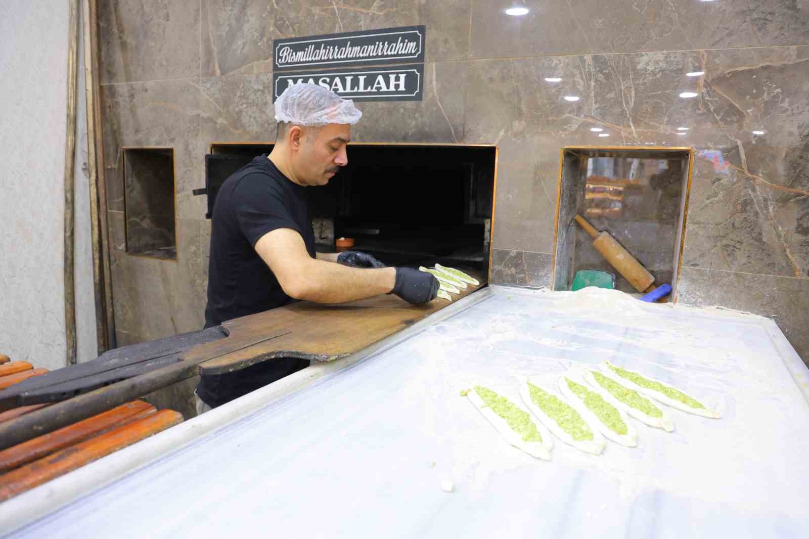 kahramanmarasta iftar sofralarinin gozdesi fistikli borek 3 aKdcfa4H