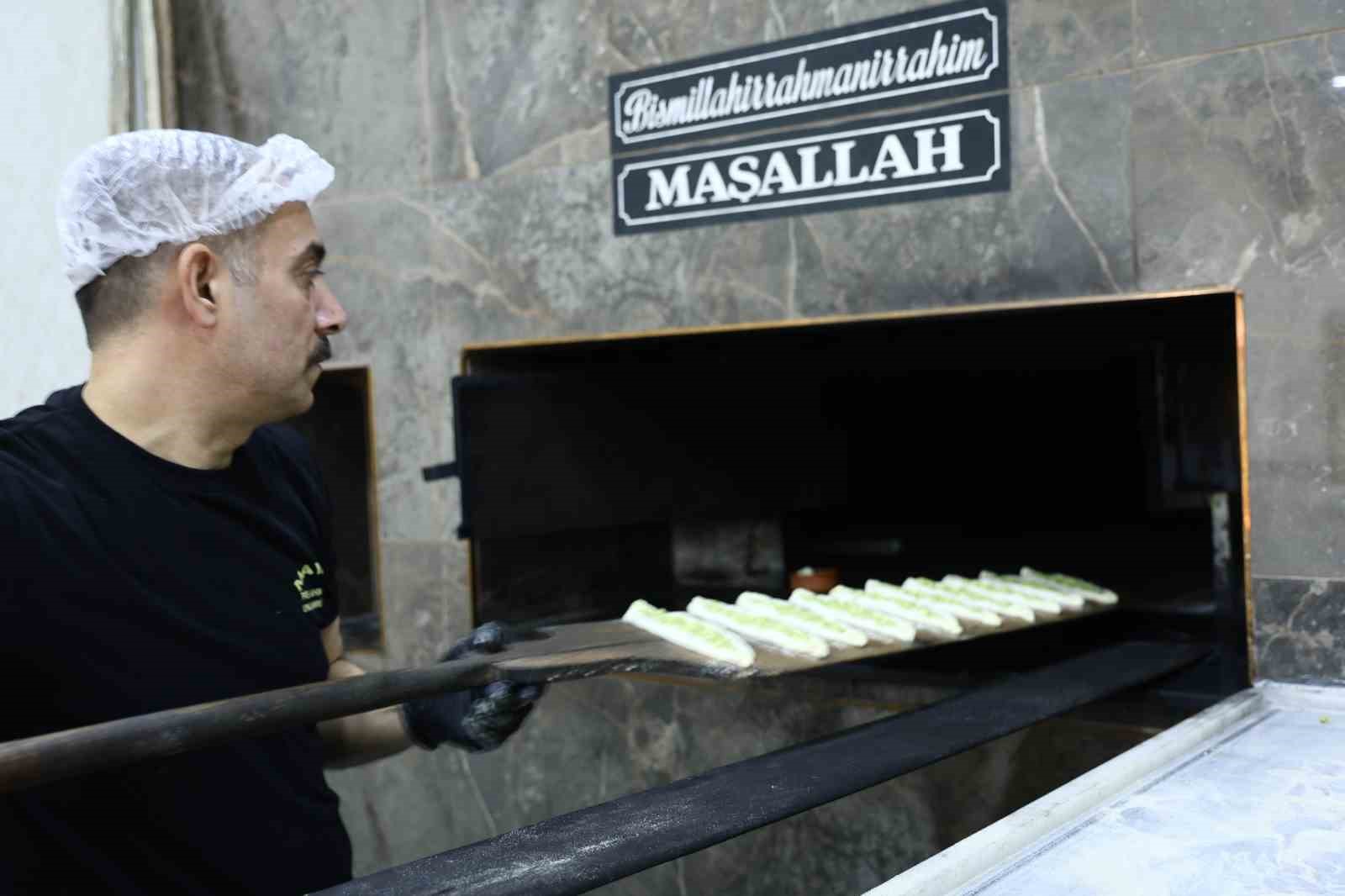 kahramanmarasta iftar sofralarinin gozdesi fistikli borek 4