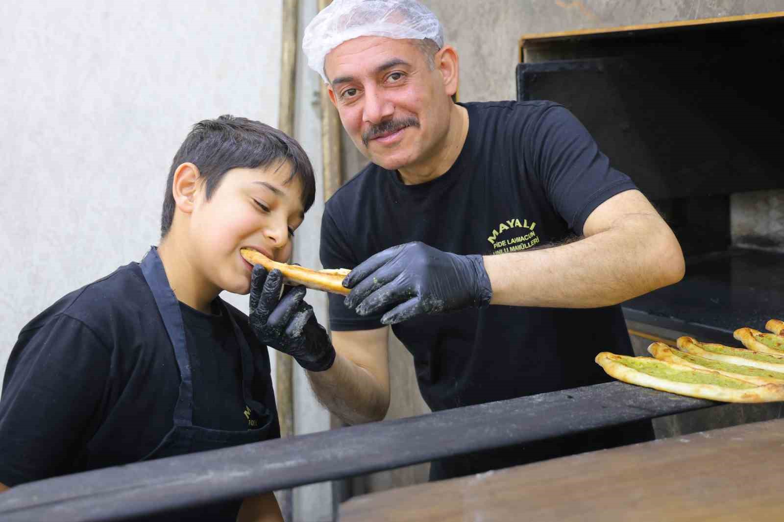 kahramanmarasta iftar sofralarinin gozdesi fistikli borek 5 ph9B8B6z