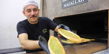 kahramanmarasta-iftar-sofralarinin-gozdesi-fistikli-borek-qKQISrOj.jpg