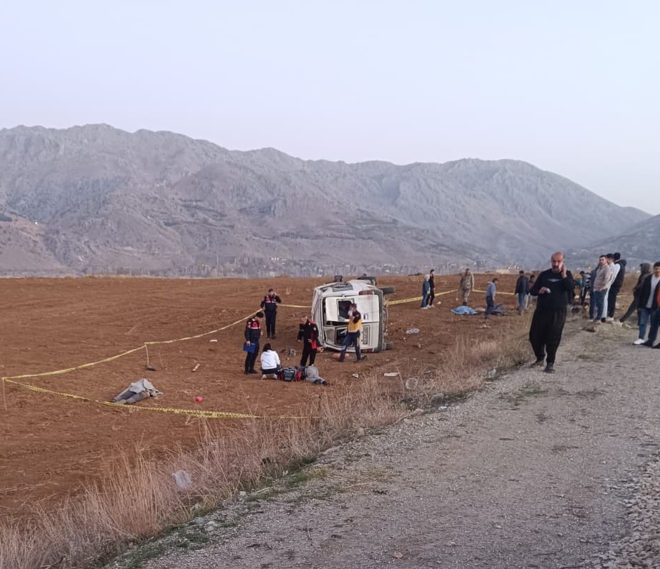 kahramanmarasta iscileri tasiyan minibus takla atti 2 olu 7 yarali 0 43gMAfjH