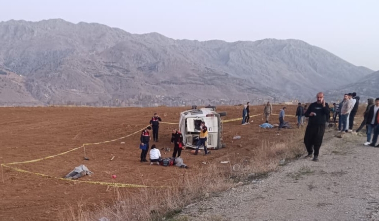 kahramanmarasta-iscileri-tasiyan-minibus-takla-atti-2-olu-7-yarali-fa8MhSuF.jpg