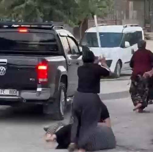 kahramanmarasta kadinlar arasinda sopali kavga 2 yarali 1 mZOqKugi