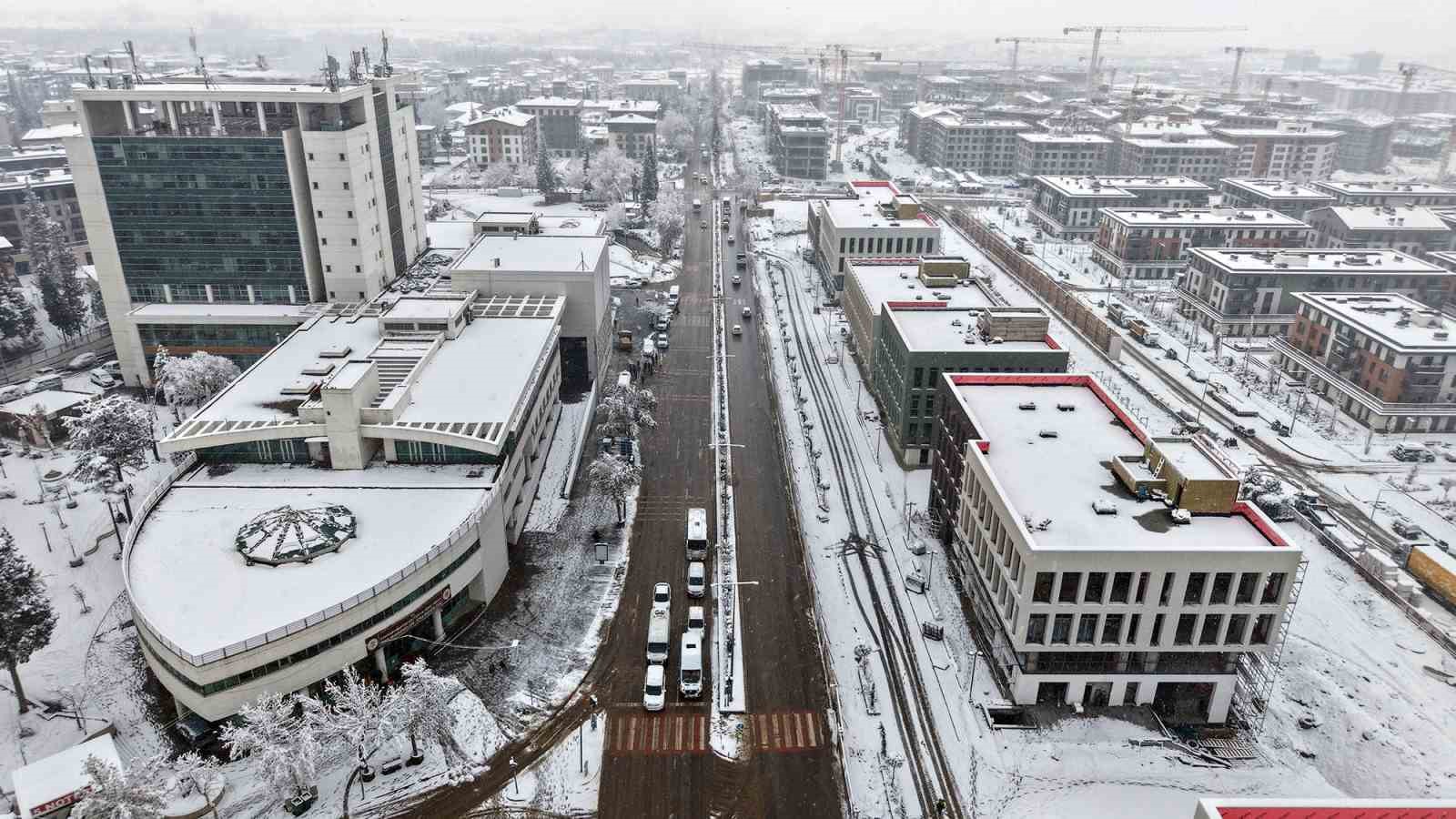kahramanmarasta kar sevinci yasanirken ekipler de sahada gorev yapiyor 0
