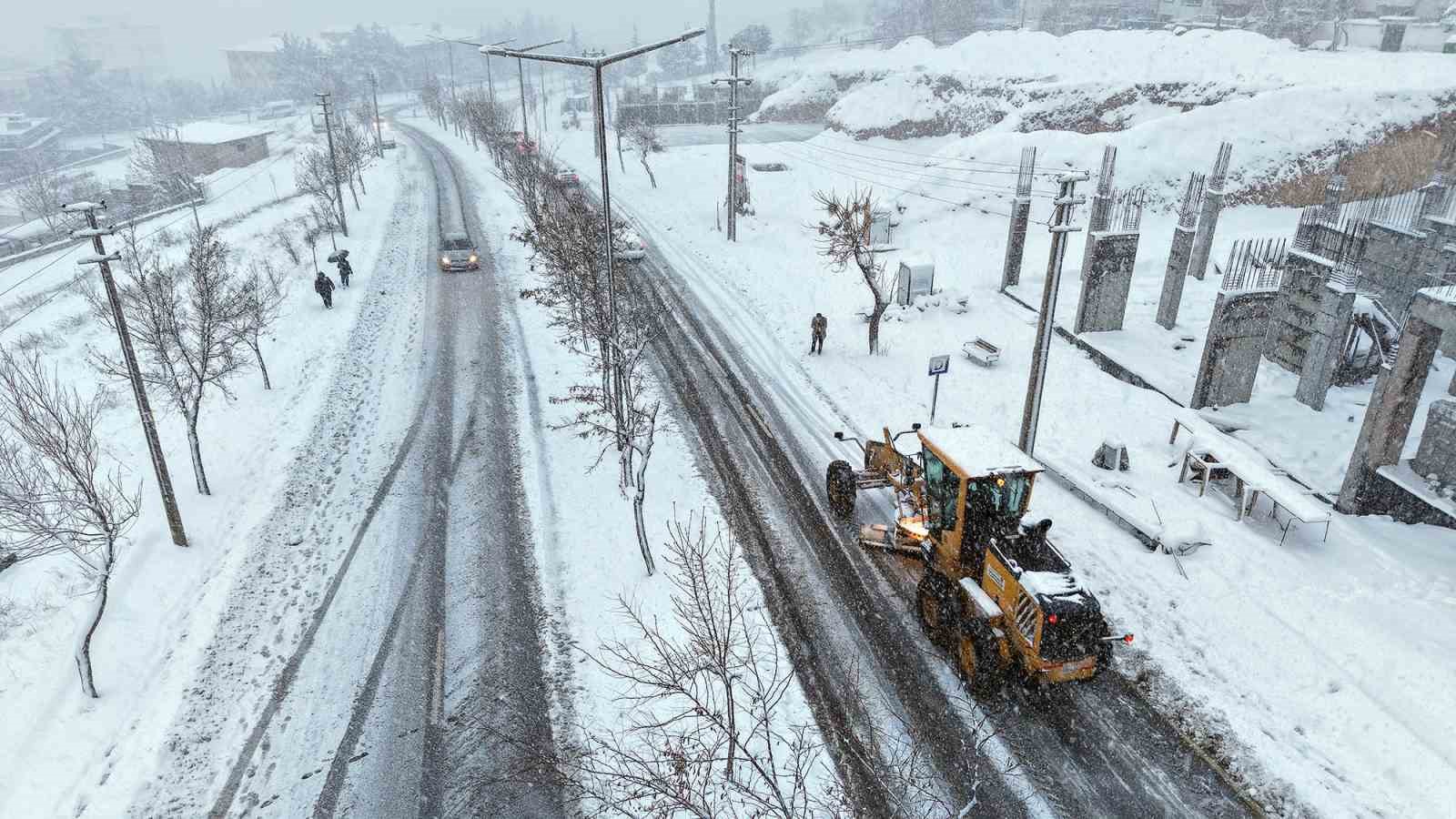 kahramanmarasta kar sevinci yasanirken ekipler de sahada gorev yapiyor 1 nr11p9RD
