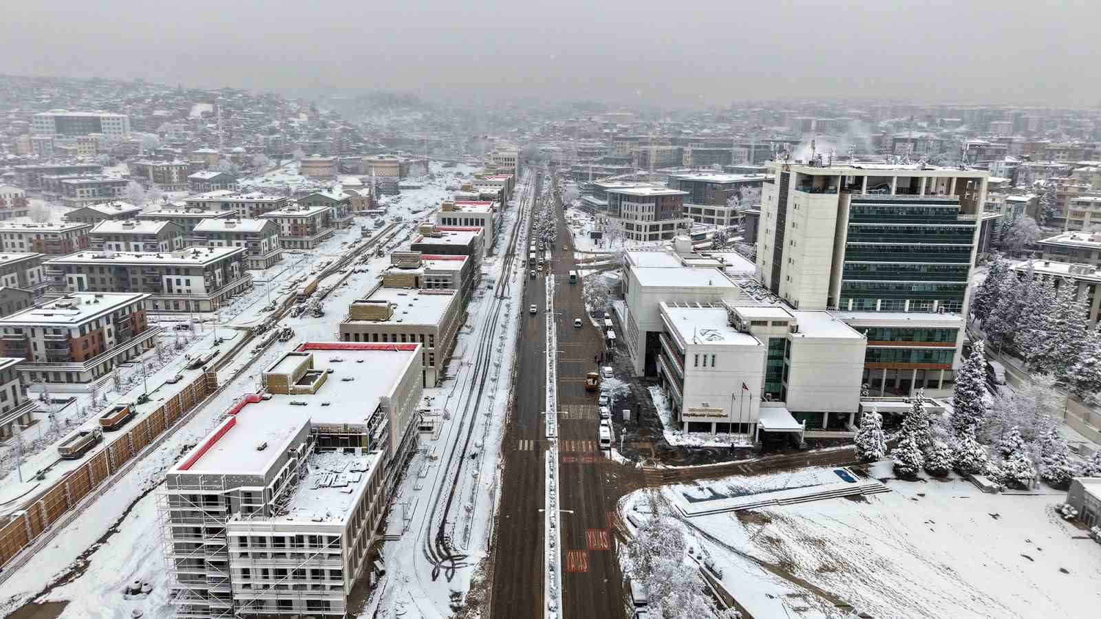 kahramanmarasta kar sevinci yasanirken ekipler de sahada gorev yapiyor 2