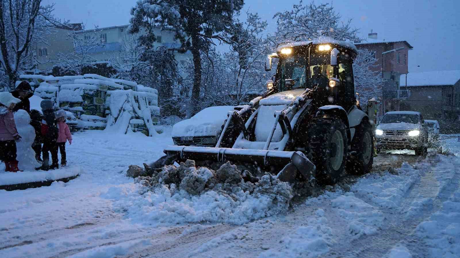 kahramanmarasta kar sevinci yasanirken ekipler de sahada gorev yapiyor 3 UX5Dcw13