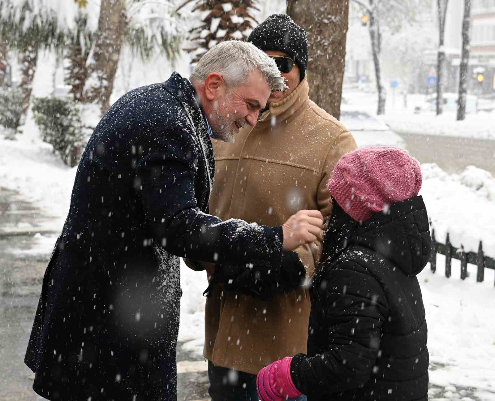 kahramanmarasta kar sevinci yasanirken ekipler de sahada gorev yapiyor 4 q4cYJqft
