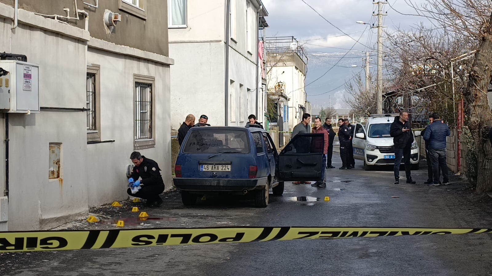kahramanmarasta kayinbirader dehseti enistesini otomobile binerken vurarak oldurdu 0 dGKeIBlD