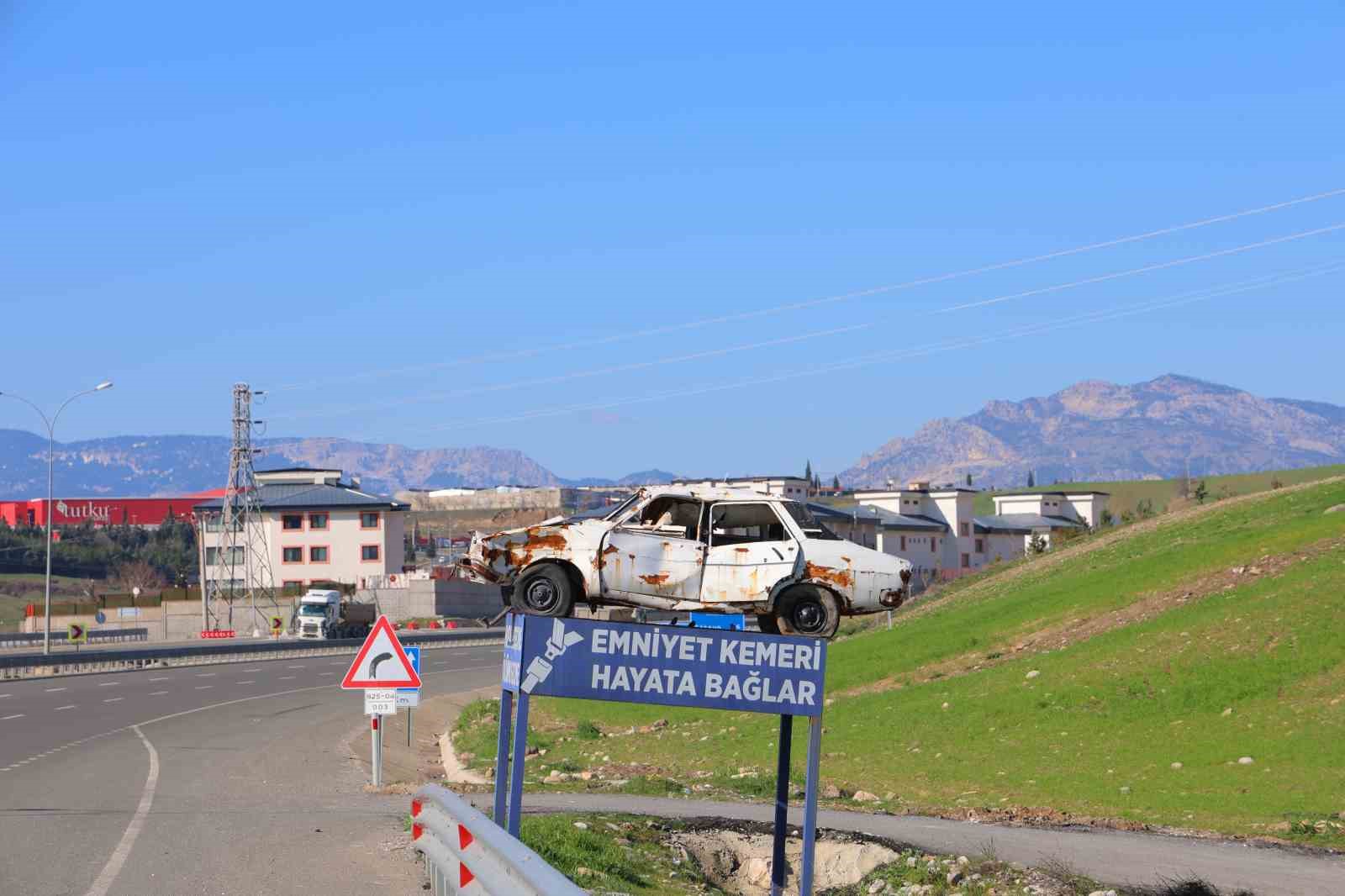 kahramanmarasta kaza yapmis araclarla trafik farkindaligi olusturuluyor 2 QPPhLVVL