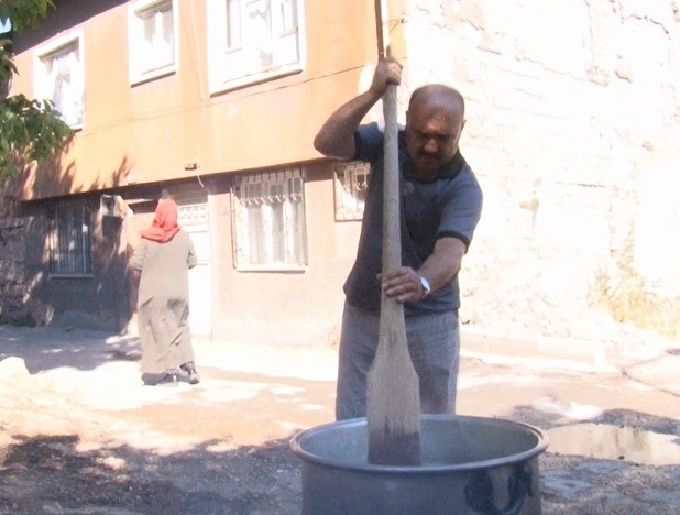 kahramanmarasta mahalle sakinleri muharrem ayinda kazan basinda bulustu 5 vHpNVdTR