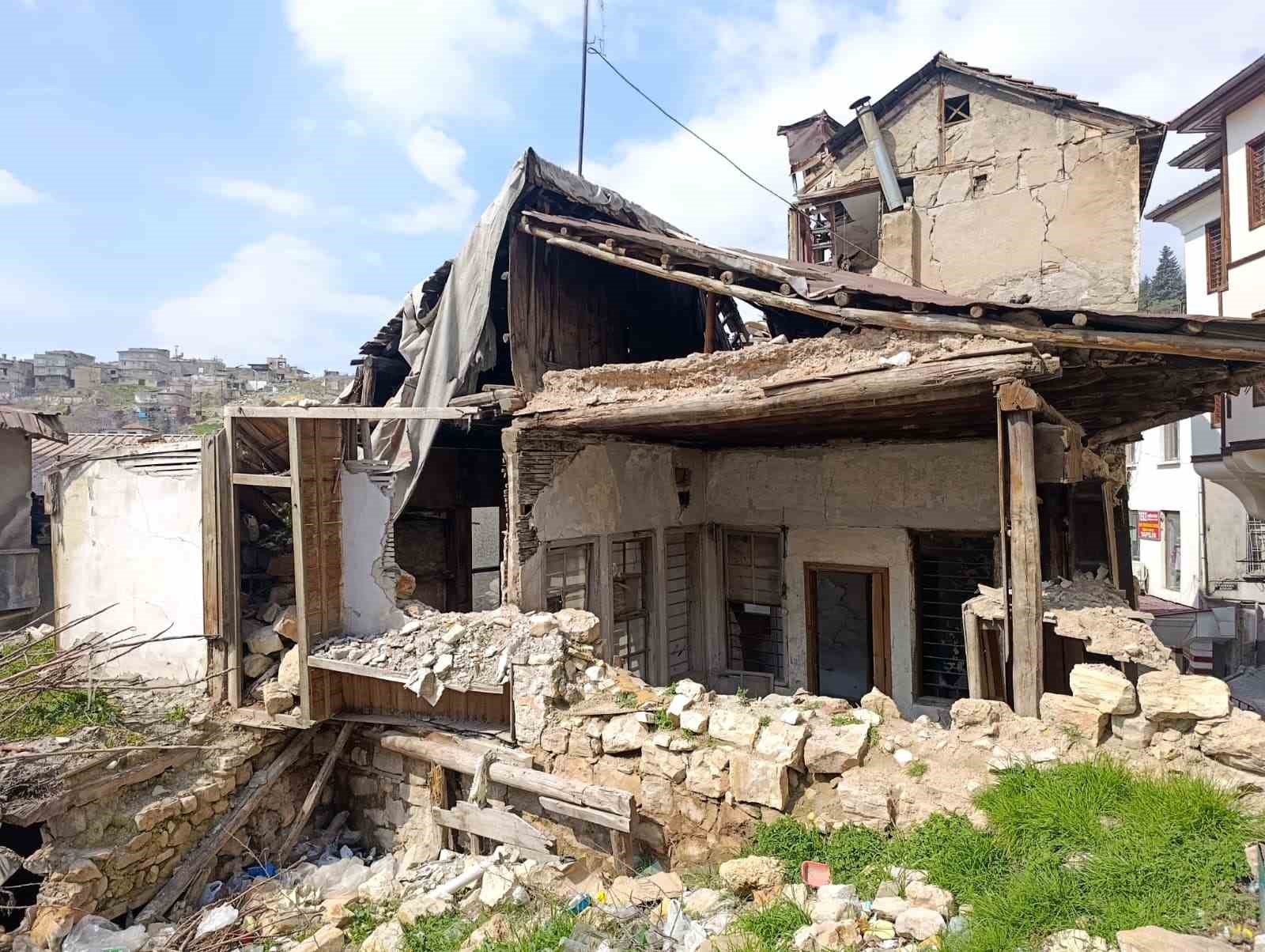 kahramanmarasta metruk binalar korku saciyor 0