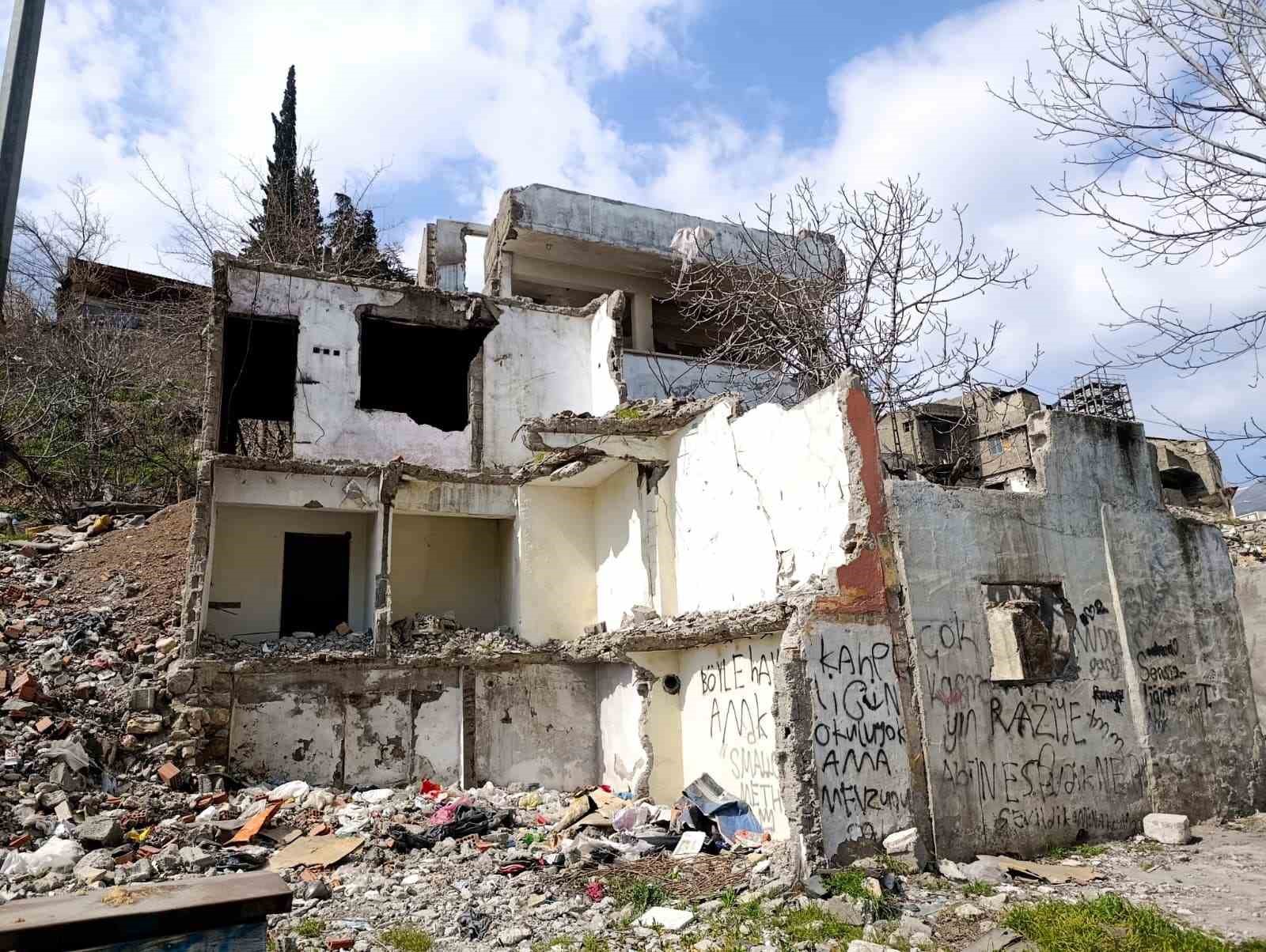 kahramanmarasta metruk binalar korku saciyor 3 t3sajkCO