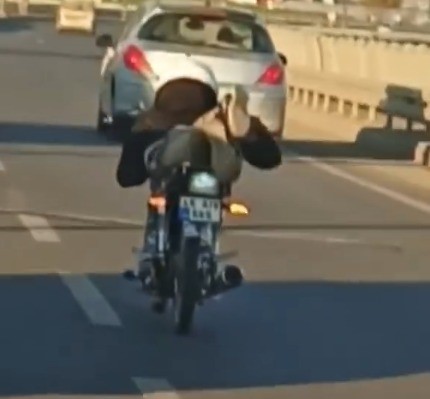 kahramanmarasta motosikletle tehlikeli surus kamerada 1 47yNvAB1