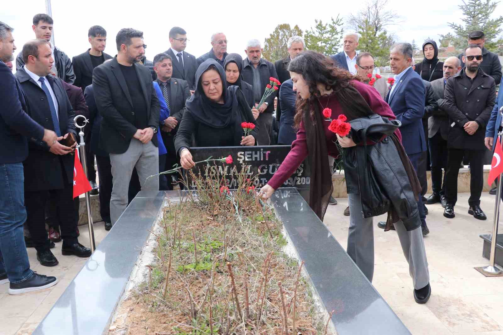 Kahramanmaraş’ta Muhsin Yazıcıoğlu’yla birlikte düşen helikopterde vefat edenler mezarları başında anıldı 5 kahramanmarasta muhsin yaziciogluyla birlikte dusen helikopterde vefat edenler mezarlari basinda anildi 1